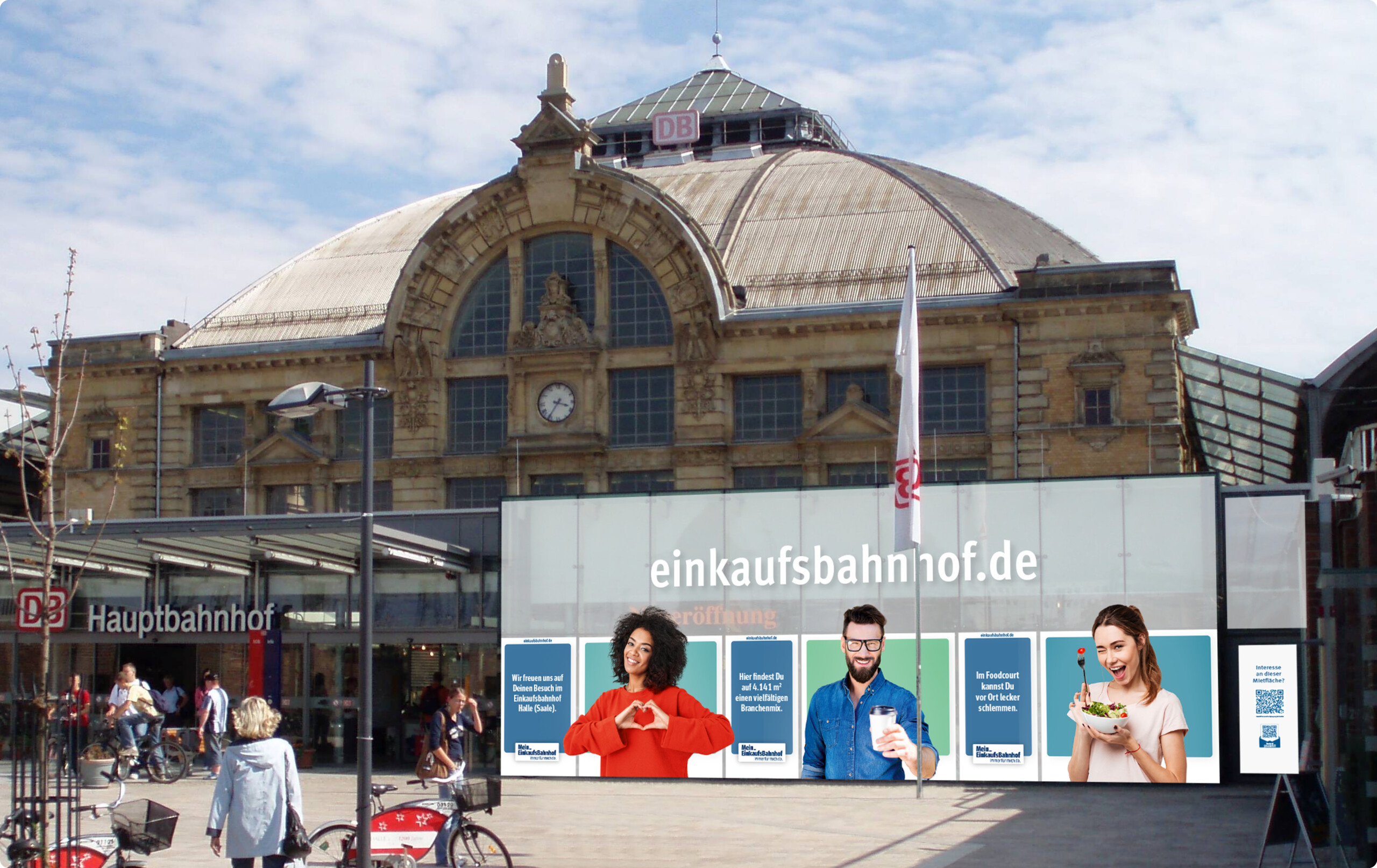 Blick auf eine Bahnhofsfassade mit Mein Einkaufsbahnhof Kampagnenmotiven als großflächige Fensterbeklebung