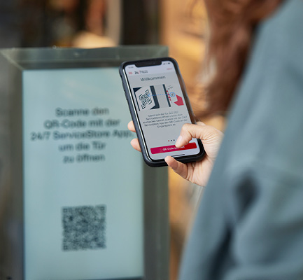 Kundin betrachtet die Schritt-fürSchritt-Anleitung zum Check-In auf ihrem Smartphone