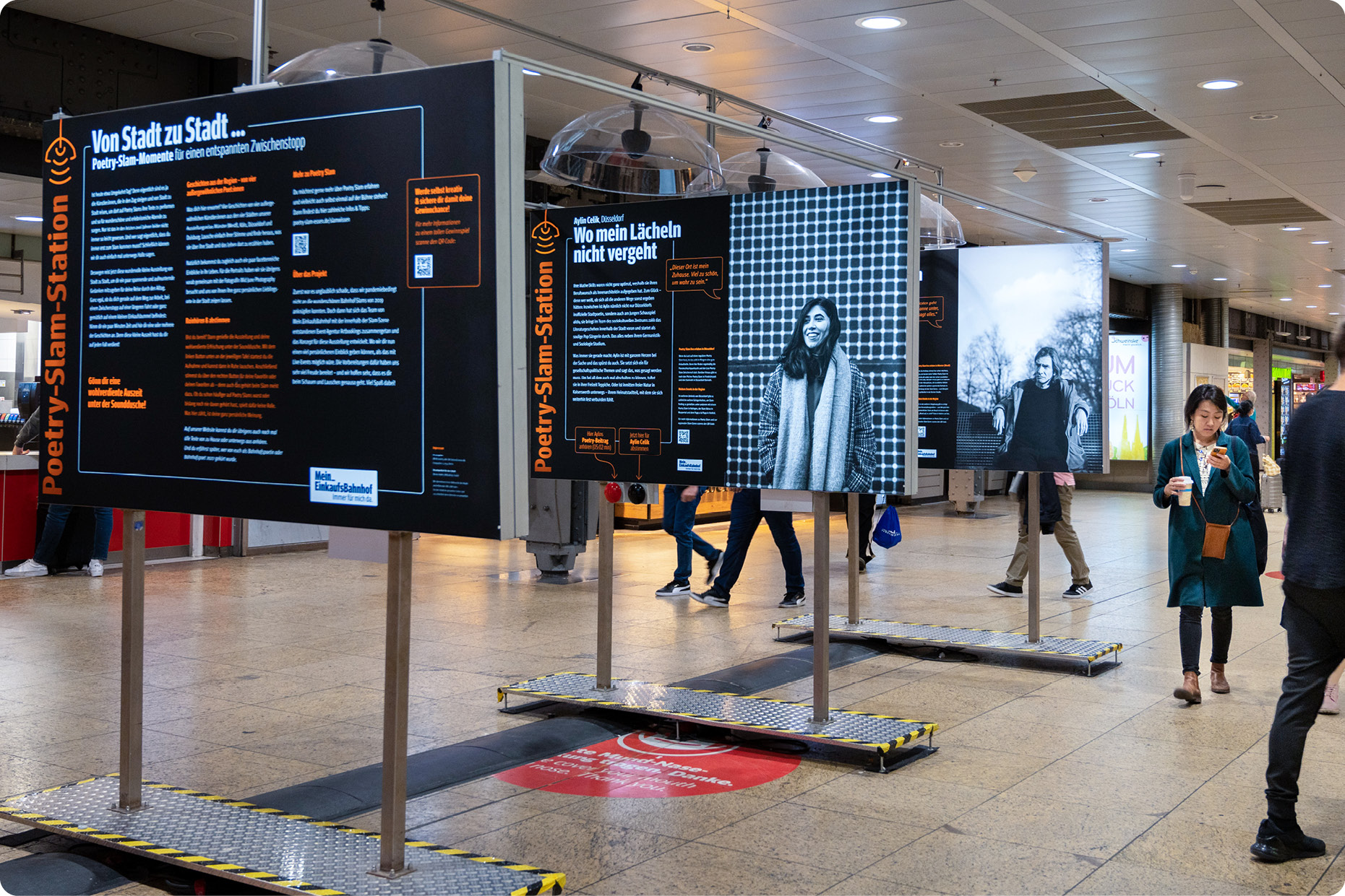 Ausstellungstafeln »Poetry Slam« im Bahnhof