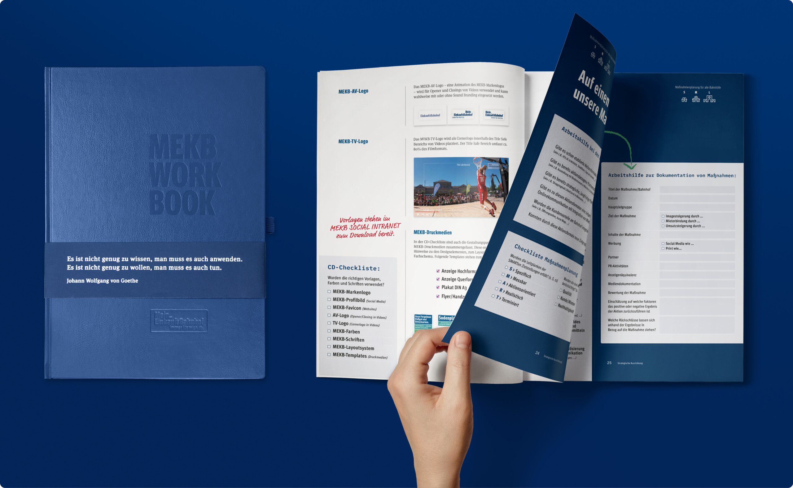 MEKB Workbook Umschlag Titelseite und Innendoppelseite, welche von einer Hand umgeblättert wird auf dunkelblauem Hintergrund