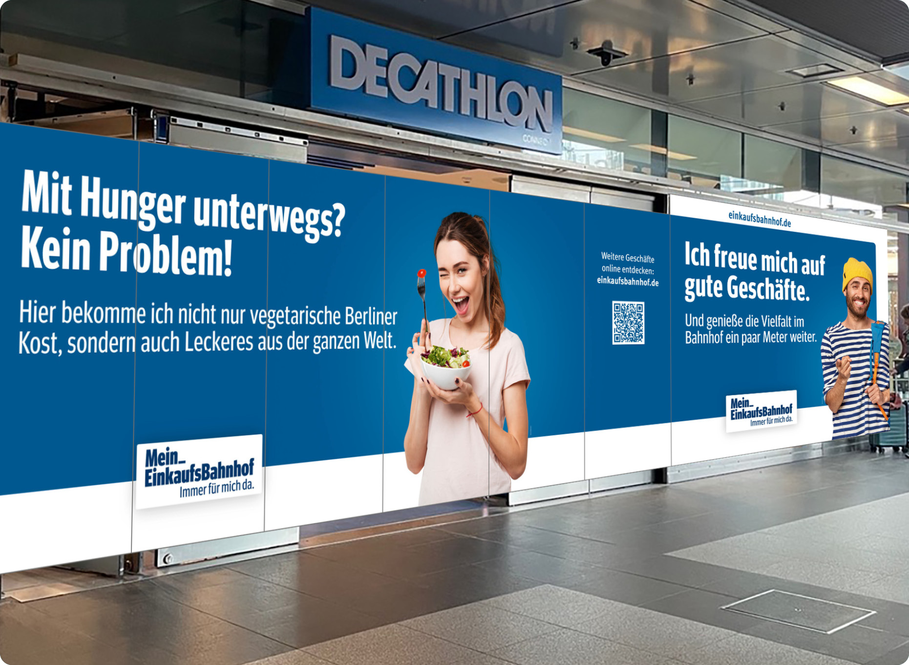 Schaufensterbeklebung mit Kampagnenmotiv Frau mit Salatschüssel und weißem Text auf blauem Untergrund: Mit Hunger unterwegs?