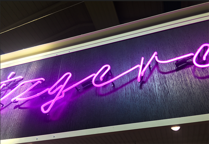 Marktstandbeschriftung, fertige Neonleuchtschrift und Standskizze als Bildwechsler