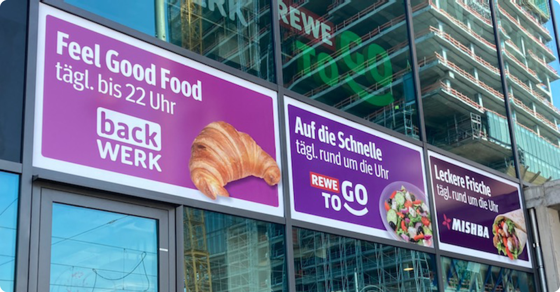 Fensterbeklebung im Mein Einkaufsbahnhof Erscheinungsbild mit Werbung für einzelne Food Angebote im Bahnhof