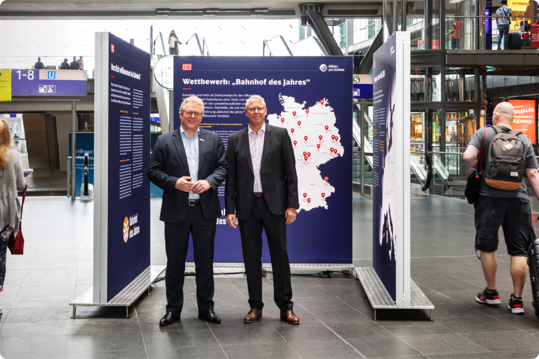 Ausstellungstafeln »Bahnhöfe des Jahres« im Bahnhof