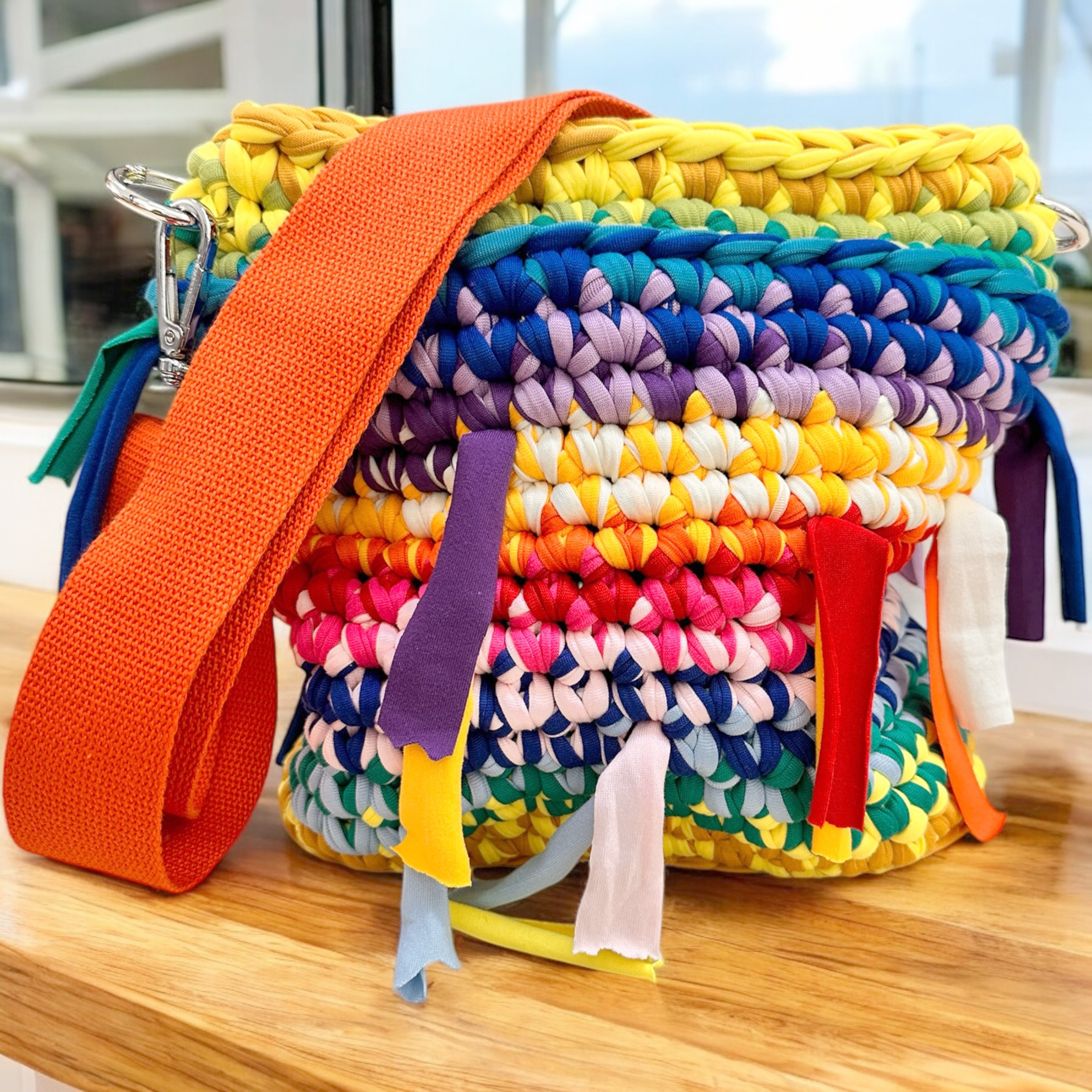 Vielfarbige gehäkelte Tasche mit breitem Trageriemen