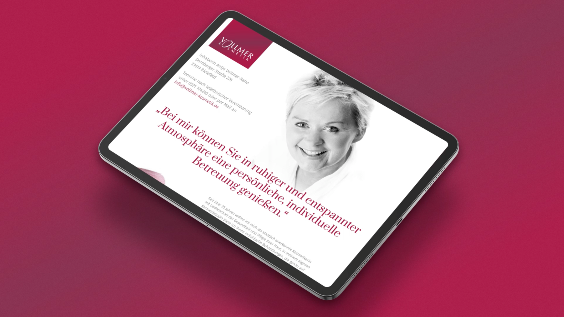 Vollmer Kosmetik Logo negativ Weiß und Tablet mit Vollmer Kosmetik Website auf weinrotem Hintergrund, Video
