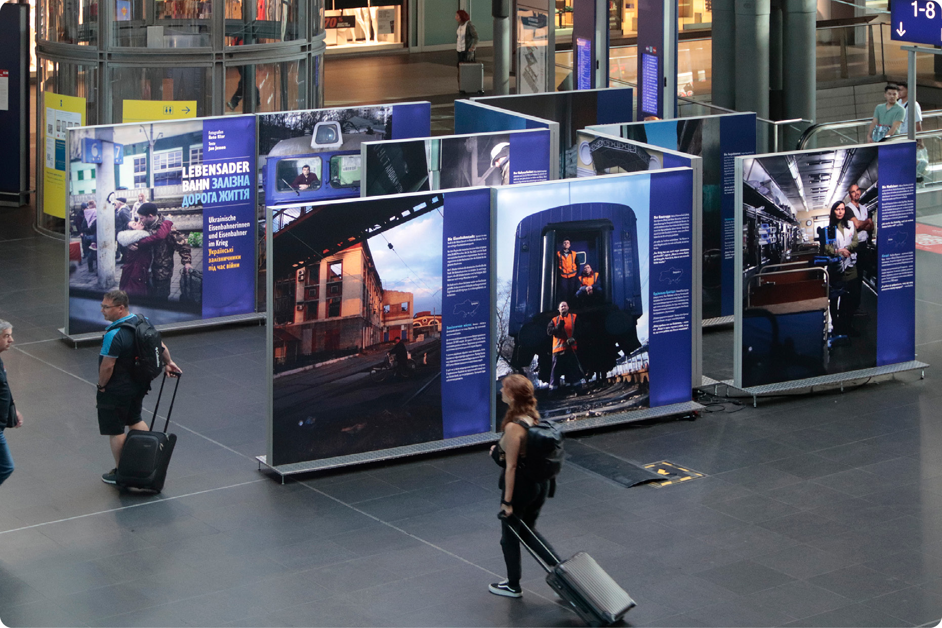 Ausstellungstafeln »Lebensader Bahn« im Bahnhof